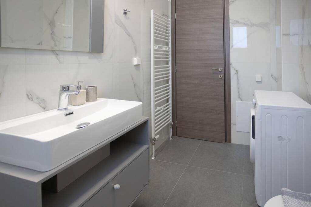 Mela Luxury Apartments Maroulás Eksteriør bilde